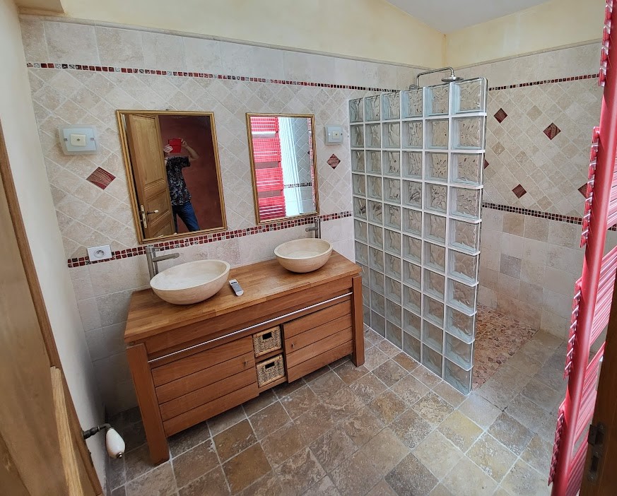 Salle-de-bain- avec douche à l'italienne, double vasque chambre-moderne-Charente-Maritime